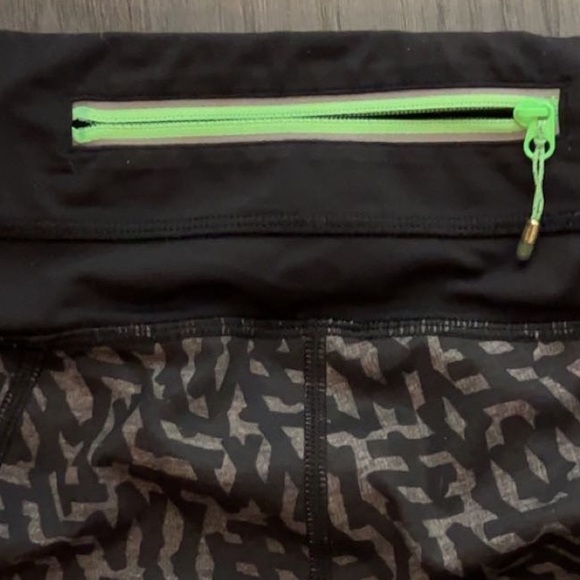 Lululemon Run Inspire Crop II Block-It Pocket
Heathered Net Pop Black size 4 - Picture 14 of 15